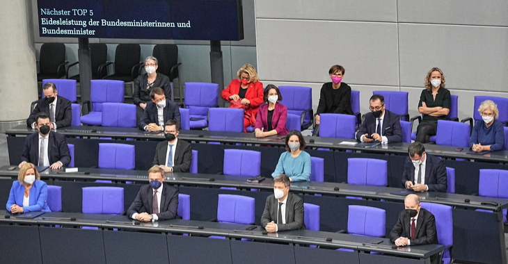 Der neu gewählte Bundeskanzler Olaf Scholz und sein Kabinett auf der Regierungsbank im Plenarsaal des Bundestages © picture alliance/dpa|Michael Kappeler Der neu gewählte Bundeskanzler Olaf Scholz und sein Kabinett auf der Regierungsbank im Plenarsaal des Bundestages © picture alliance/dpa|Michael Kappeler