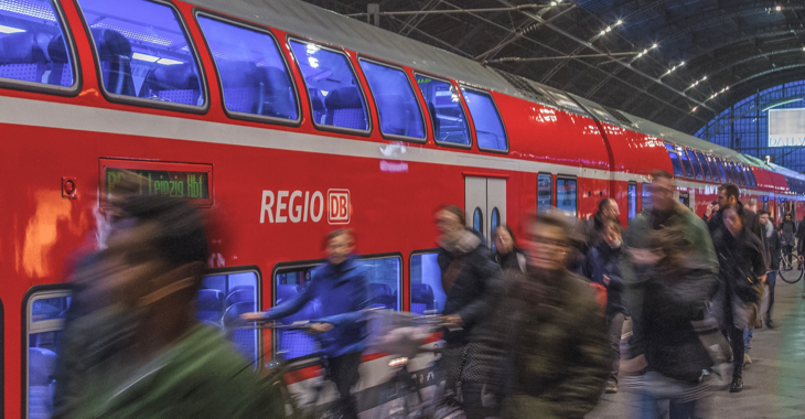 Menschen vor einem Regionalexpress der Deutschen Bahn in einem Bahnhof © iStock/kmn-network Menschen vor einem Regionalexpress der Deutschen Bahn in einem Bahnhof © iStock/kmn-network