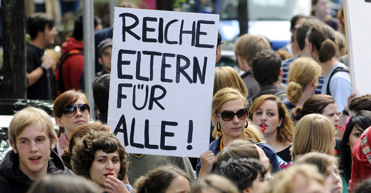 »Reiche Eltern für alle« fordern zwei Protestierende auf ihrem Schild © HenningKaiser/ddp »Reiche Eltern für alle« fordern zwei Protestierende auf ihrem Schild © HenningKaiser/ddp