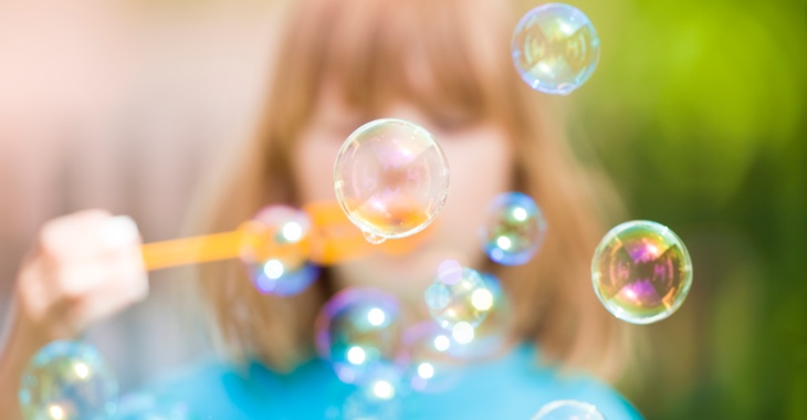 Ein Mädchen pustet Seifenblasen © iStock/courtyardpix Ein Mädchen pustet Seifenblasen © iStock/courtyardpix
