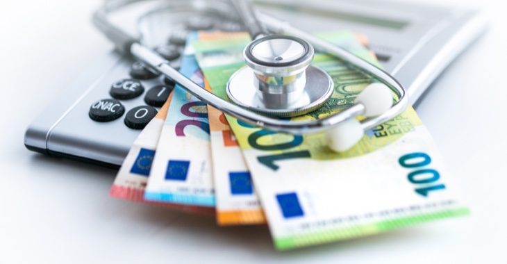 Ein Stethoskop und Euro-Schein liegen auf einem Taschenrechner © iStock/deepblue4you Ein Stethoskop und Euro-Schein liegen auf einem Taschenrechner © iStock/deepblue4you