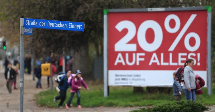 Passanten laufen in Wolmirstedt (Sachsen-Anhalt) an einem Straßenschild mit der Aufschrift »Straße der deutschen Einheit« vorbei © dpa Passanten laufen in Wolmirstedt (Sachsen-Anhalt) an einem Straßenschild mit der Aufschrift »Straße der deutschen Einheit« vorbei © dpa