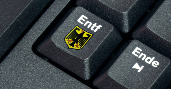 Bundesadler auf der Entferntaste einer Computertastatur © dpa Bundesadler auf der Entferntaste einer Computertastatur © dpa
