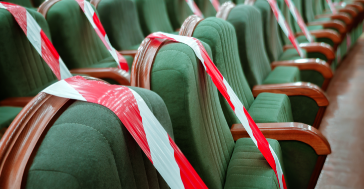 Leere grüne Theatersitzer mit rot-weißem-Absperrband © iStock/Standart Leere grüne Theatersitzer mit rot-weißem-Absperrband © iStock/Standart