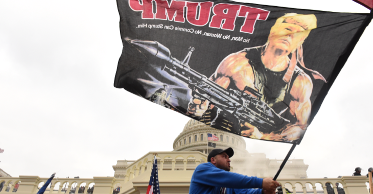 Beim Sturm auf das Kapitol am 7. Januar 2021 in Washington trägt ein Trump-Anhänger eine Fahne, die Trump als Rambo mit Panzerfaust zeigt © REUTERS/Stephanie Keith Beim Sturm auf das Kapitol am 7. Januar 2021 in Washington trägt ein Trump-Anhänger eine Fahne, die Trump als Rambo mit Panzerfaust zeigt © REUTERS/Stephanie Keith