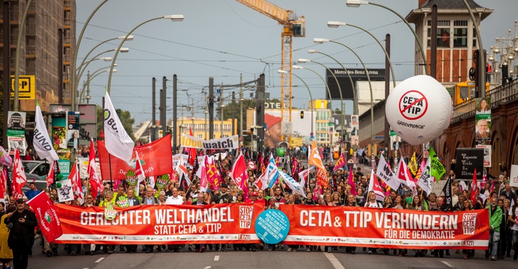320.000 Menschen demonstrierten am 17. September 2016 bundesweit (wie hier in Berlin) gegen die Freihandelsabkommen TTIP und CETA © Jakob Huber/Campact
