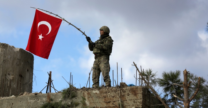 Ein türkischer Soldat schwenkt am 28. Januar 2018 auf dem Berg Barsaya, nordöstlich vom syrischen Afrin die türkische Fahne © REUTERS/Khalil Ashawi Ein türkischer Soldat schwenkt am 28. Januar 2018 auf dem Berg Barsaya, nordöstlich vom syrischen Afrin die türkische Fahne © REUTERS/Khalil Ashawi