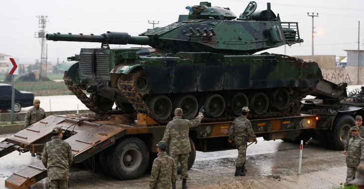 Ein Panzer der türkischen Armee wird am 17. Januar 2018 nahe der türkisch-syrischen Grenze in der Grenzstadt Reyhanli, Provinz Hatay, von einem Transporter entladen © Reuters Ein Panzer der türkischen Armee wird am 17. Januar 2018 nahe der türkisch-syrischen Grenze in der Grenzstadt Reyhanli, Provinz Hatay, von einem Transporter entladen © Reuters