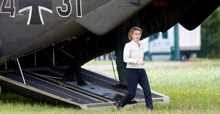 Verteidigungsministerin Ursula von der Leyen steigt verlässt einen Hubschrauber der Bundeswehr © REUTERS/Ralph Orlowski Verteidigungsministerin Ursula von der Leyen steigt verlässt einen Hubschrauber der Bundeswehr © REUTERS/Ralph Orlowski