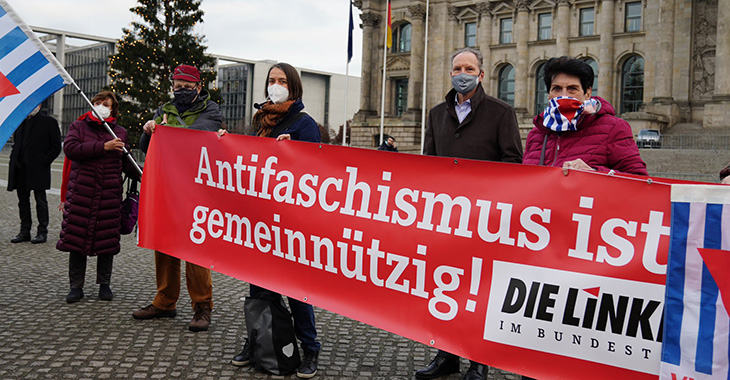 Protest vor dem Reichstagsgebäude: Antifaschismus ist gemeinnützig Protest vor dem Reichstagsgebäude: Antifaschismus ist gemeinnützig