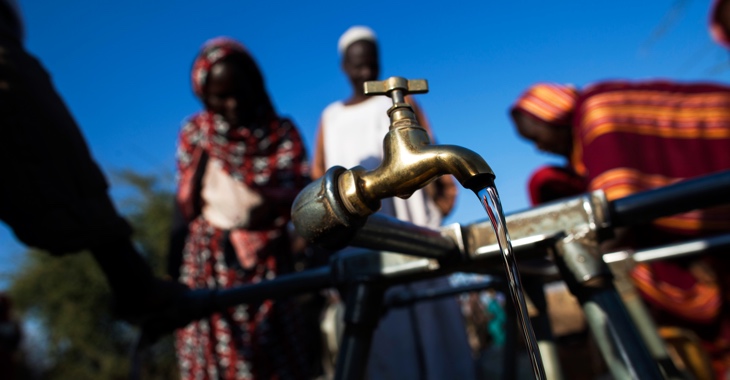 Wasser fließt aus aus einem Wasserhahn an einer öffentlichen Wasserstelle in Nord Darfur © UN Photo/Albert González Farran