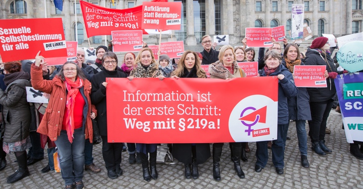 Mitglieder der Linksfraktion halten bei Protesten vor dem Bundestag ein Transparent mit der Aufschrift »Information ist der erste Schritt: Weg mit §219 a!« Mitglieder der Linksfraktion halten bei Protesten vor dem Bundestag ein Transparent mit der Aufschrift »Information ist der erste Schritt: Weg mit §219 a!«