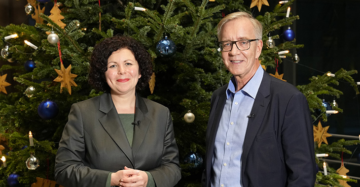 Amira Mohamed Ali und Dietmar Bartsch vor dem Weihnachtsbaum im Bundestag