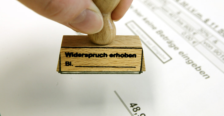 Klagen gegen Hartz: Stempel mit der Aufschrift »Widerspruch erhoben« © dpa Klagen gegen Hartz: Stempel mit der Aufschrift »Widerspruch erhoben« © dpa