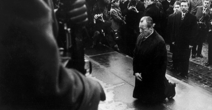 Bundeskanzler Willy Brandt kniet am 7. Dezember 1970 vor dem Mahnmal im einstigen jüdischen Ghetto in Warschau © dpa