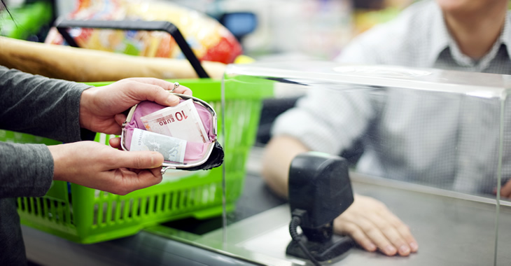 Eine Frau zieht einen Zehn Euro-Schein aus dem Portemonnaie © iStockphoto.copm/gpointstudio Eine Frau zieht einen Zehn Euro-Schein aus dem Portemonnaie © iStockphoto.copm/gpointstudio