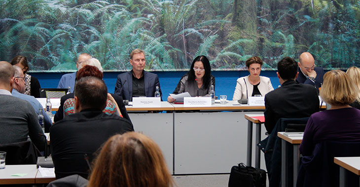 Eva-Maria Schreiber (m.) beim Fachgespräch »Business Case Entwicklung« Eva-Maria Schreiber (m.) beim Fachgespräch »Business Case Entwicklung«