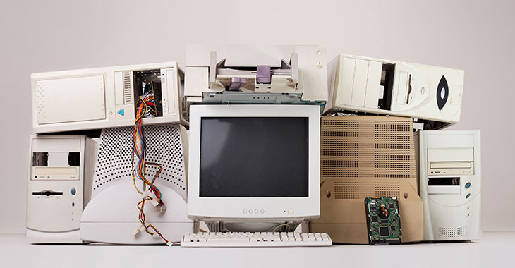 Ausgemusterte Computer und Bildschirme Ausgemusterte Computer und Bildschirme © istockphoto.com / Filip_Krstic