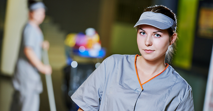 Reinigungskraft in Arbeitskleidung im Porträt | Foto: iStockphoto.com/kadmy Reinigungskraft in Arbeitskleidung im Porträt | Foto: iStockphoto.com/kadmy