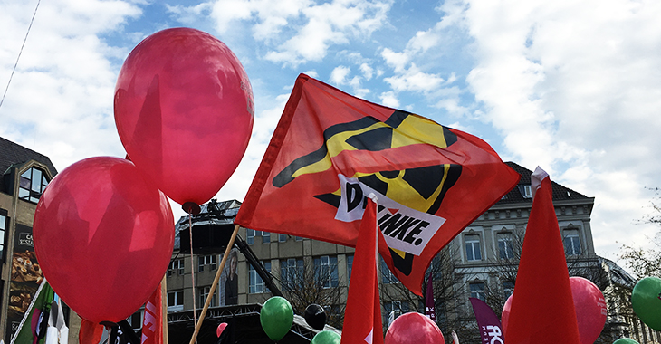 Rote Luftballons und LINKE-Fahne gegen Atomkraft auf Demonstration in Bonn zum Weltklimagipfel in Bonn am 4. November 2017 Rote Luftballons und LINKE-Fahne gegen Atomkraft auf Demonstration in Bonn zum Weltklimagipfel in Bonn am 4. November 2017