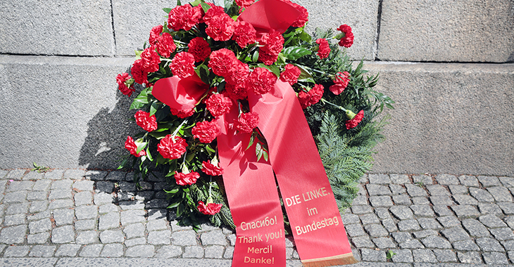 Kranz der Fraktion DIE LINKE am Sowjetischen Ehrenmal in Berlin-Tiergarten Kranz der Fraktion DIE LINKE am Sowjetischen Ehrenmal in Berlin-Tiergarten