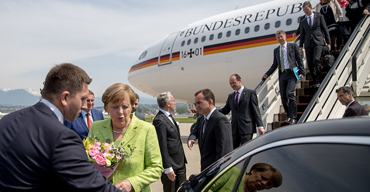 Merkel Flugbereitschaft Delegation Wirtschaft Angela Merkel vor einer Maschine der Flugbereitschaft der Bundeswehr in Sotschi; es steigen weitere Menschen aus der Maschine. | © dpa picture alliance / Michael Kappeler