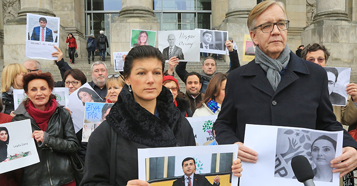 Solidarität mit verhafteten HDP-Abgeordneten: Die Vorsitzenden der Fraktion, Sahra Wagenknecht und Dietmar Bartsch sowie weitere LINKE MdB Solidarität mit verhafteten HDP-Abgeordneten: Die Vorsitzenden der Fraktion, Sahra Wagenknecht und Dietmar Bartsch sowie weitere LINKE MdB