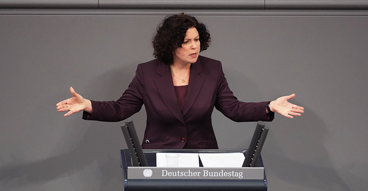 Amira Mohamed Ali am Rednerpult des Deutschen Bundestages | Foto: © Olaf Krostitz Amira Mohamed Ali am Rednerpult des Deutschen Bundestages | Foto: © Olaf Krostitz
