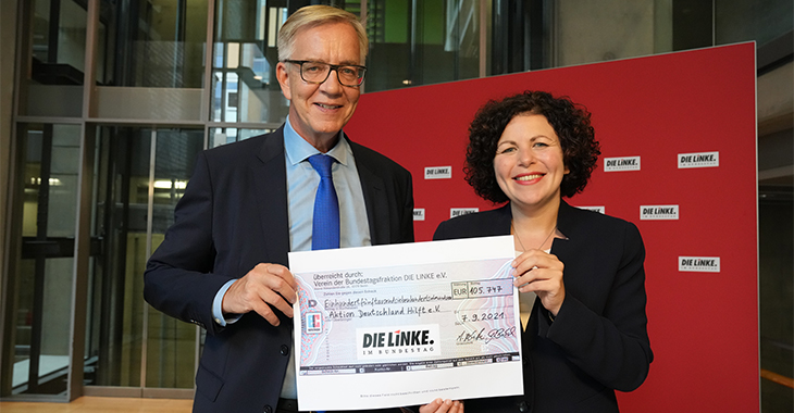 Solidarität mit Geschädigten des Hochwassers: Dietmar Bartsch und Amira Mohamed Ali mit Spendenscheck