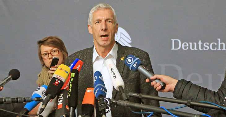Herbert Behrens Herbert Behrens gibt Journalisten Auskunft