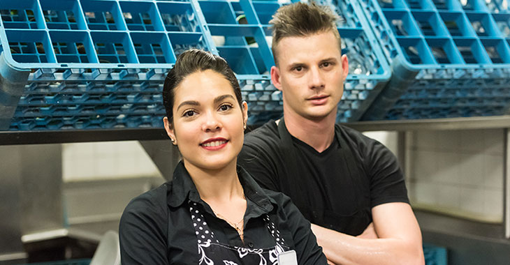 Eine Frau und ein Mann in der Küche eines Gastronomiebetriebs © istockphoto.com Eine Frau und ein Mann in der Küche eines Gastronomiebetriebs