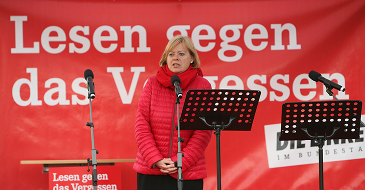 Lesen gegen das Vergessen: Gesine Lötzsch auf der Bühne Lesen gegen das Vergessen: Gesine Lötzsch auf der Bühne