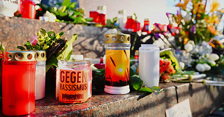 Nach den Schüssen in Hanau: Blumen und Kerzen auf dem Marktplatz erinnern an die Opfer © picture alliance/Nicolas Armer/dpa Nach den Schüssen in Hanau: Blumen und Kerzen auf dem Marktplatz erinnern an die Opfer