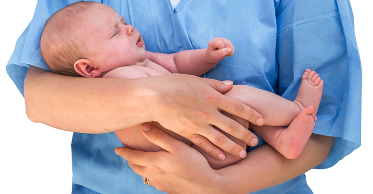 Hebamme mit Kind im Arm © iStockphoto.com/andriano_cz Hebamme mit Kind im Arm