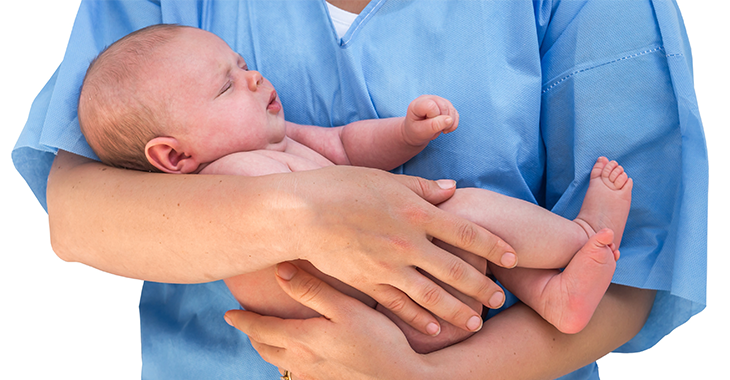 Eine Hebamme oder ein Geburtshelfer in blauer Arbeitskleidung hält ein neugeborenes Baby im Arm. | Foto: istock.com/andriano_cz Eine Hebamme oder ein Geburtshelfer in blauer Arbeitskleidung hält ein neugeborenes Baby im Arm. | Foto: istock.com/andriano_cz