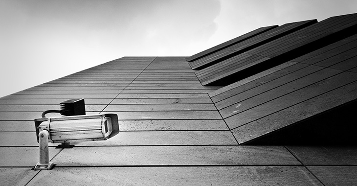 Überwachungskamera an einem Hochhaus © flickr.com/Andreas Levers Überwachungskamera an einem Hochhaus