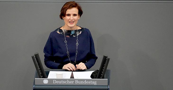 Katja Kipping am Redepult des Bundestags