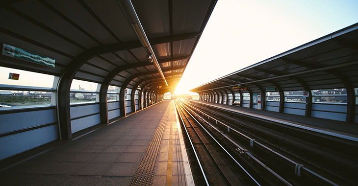 Menschenleerer Bahnsteig © Charles Forerunner on Unsplash Menschenleerer Bahnsteig