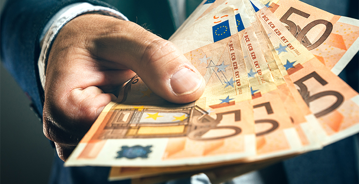 Lobbyismus: Eine Hand mit 50 Euro Scheinen Lobbyismus: Eine Hand mit 50 Euro Scheinen