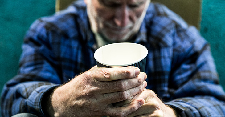 Ein älterer Mann sitzt, einen Becher haltend, in einer U-Bahn-Station © istock.com/coldwinterstorm Ein älterer Mann sitzt, einen Becher haltend, in einer U-Bahn-Station