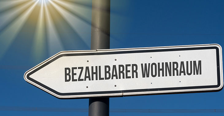Schild mit der Aufschrift "Bezahlbarer Wohnraum" vor blauem Himmel © istockphoto.com / Stadtratte Schild mit der Aufschrift "Bezahlbarer Wohnraum" vor blauem Himmel