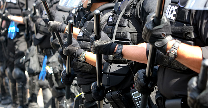 Mehrere Polizisten mit Schlagstöcken © istockphoto.com/filo Mehrere Polizisten mit Schlagstöcken