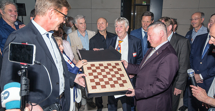 Hand am Brett: Dietmar Bartsch und Anatoli Jewgenjewitsch Karpow Hand am Brett: Dietmar Bartsch und Anatoli Jewgenjewitsch Karpow