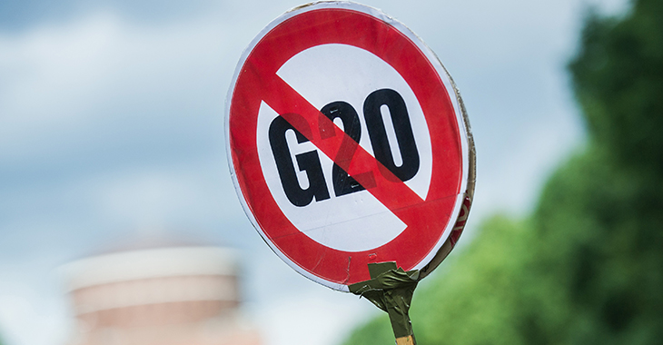 Schild mit der durchgestrichenen Aufschrift "G20" in Hamburg © dpa Schild mit der durchgestrichenen Aufschrift "G20" in Hamburg