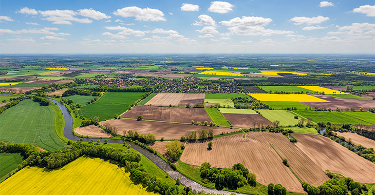 Blick über die Landschaft um eine Kommune