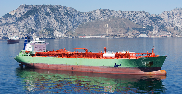 Ein Tanker liegt vor Gibraltar auf Reede. | Foto: © istock.com/QShot Ein Tanker liegt vor Gibraltar auf Reede. | Foto: © istock.com/QShot