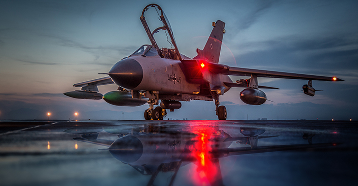 Incirlik: Tornado der Bundeswehr spiegelt sich in einer Pfütze ©dpa Incirlik: Tornado der Bundeswehr spiegelt sich in einer Pfütze
