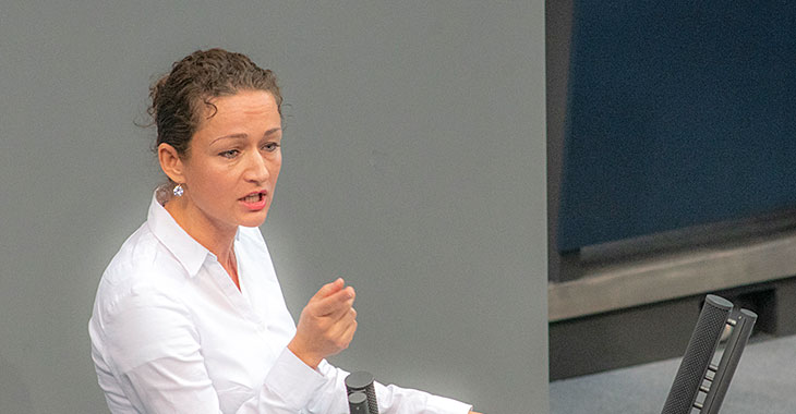 Zaklin Nastic am Redepult des Bundestag Zaklin Nastic am Redepult des Bundestag