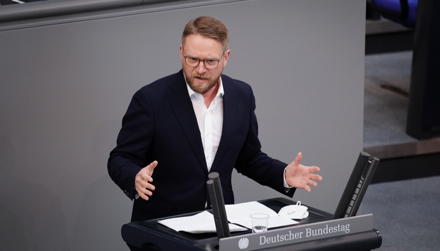 Jan Korte am Rednerpult des Bundestages Jan Korte am Rednerpult des Bundestages