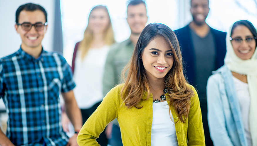 Menschen verschiedener Herkunft stehen lachend in einer losen Gruppe beieinander. | Foto: © istock.com/FatCamera Menschen verschiedener Herkunft stehen lachend in einer losen Gruppe beieinander. | Foto: © istock.com/FatCamera